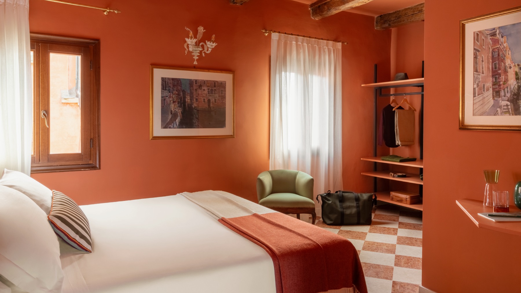 Camera matrimoniale Hotel Riva terracotta con travi in legno, testiera imbottita di design e pavimento a scacchi - Hotel Riva, BZAR hotels a Venezia